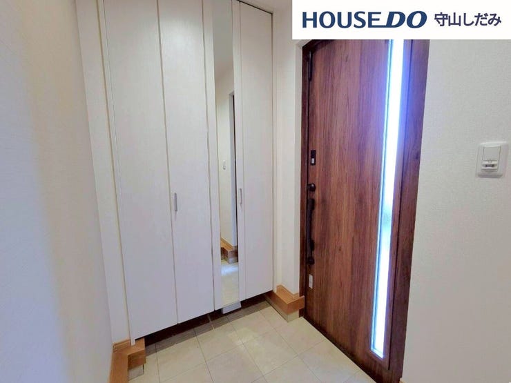 【玄関】扉を開けてすぐ目の前に広がる広々とした玄関です。わが家に帰った時に言う「ただいま」その言葉が何十年にもわって元気よく響くような、家族が帰りたくなる快適な住まいがテーマです。