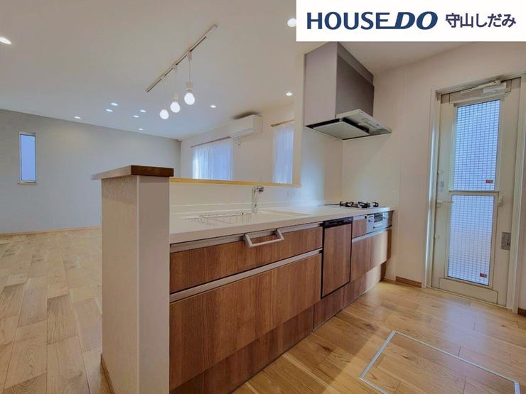 【キッチン】調理道具や食器などをたっぷり収納でき、お手入れも簡単なシステムキッチンを採用しました♪毎日のお料理を効率的にしてくれる動線は「1分でも家事の時間を短縮したい」という思いを叶えてくれます♪