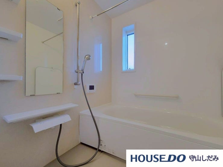 【浴室】自然の光と風を感じる、心地よい浴室空間。浴室に窓を設けることで、朝日や夕日が差し込む爽やかな空間が広がります。湿気やカビの防止にも効果的で、換気がスムーズに行えます。