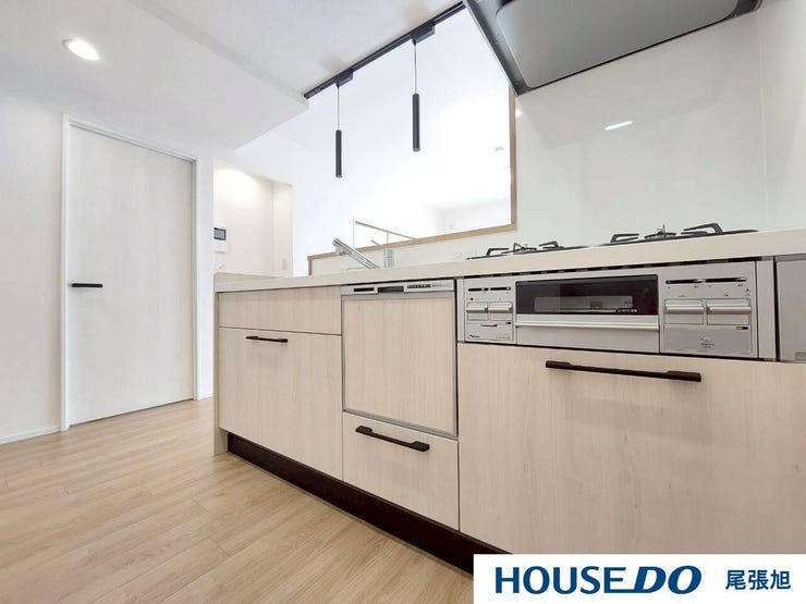 【キッチン】調理道具や食器などをたっぷり収納でき、お手入れも簡単なシステムキッチンを採用しました♪毎日のお料理を効率的にしてくれる動線は「1分でも家事の時間を短縮したい」という思いを叶えてくれます♪