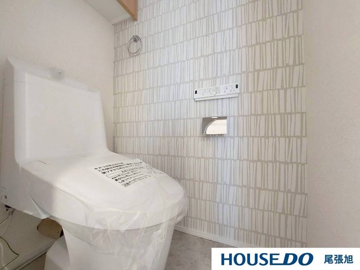 【トイレ】温水洗浄機能付便座の、お手入れのしやすいトイレを採用しました。換気もバッチリできます。毎日使うところなので綺麗を保ちたいですね。収納もありトイレットペーパーやお掃除グッズなどを収納できます♪