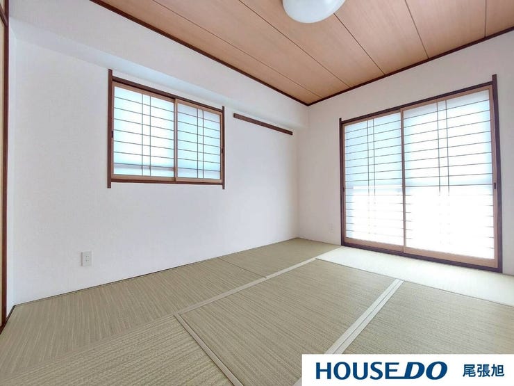 【和室】リビングの隣にある和室です。お子様のお昼寝スペースや、家事スペース、来客用の個室にと、あると嬉しい空間。収納もあり、置き場所に困りがちな布団や季節ものの収納場所にも重宝します。