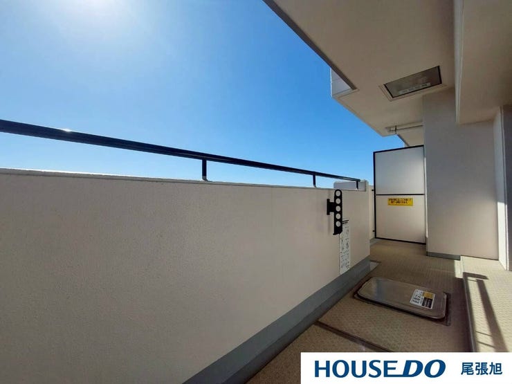 【南向きバルコニー】毎日が明るく、心地よい陽射しに包まれる南向きバルコニー。日中は太陽の光が差し込み、洗濯物が早く乾き、温かなひとときを楽しめます。春から秋にかけて、心地よい風を感じながられます。