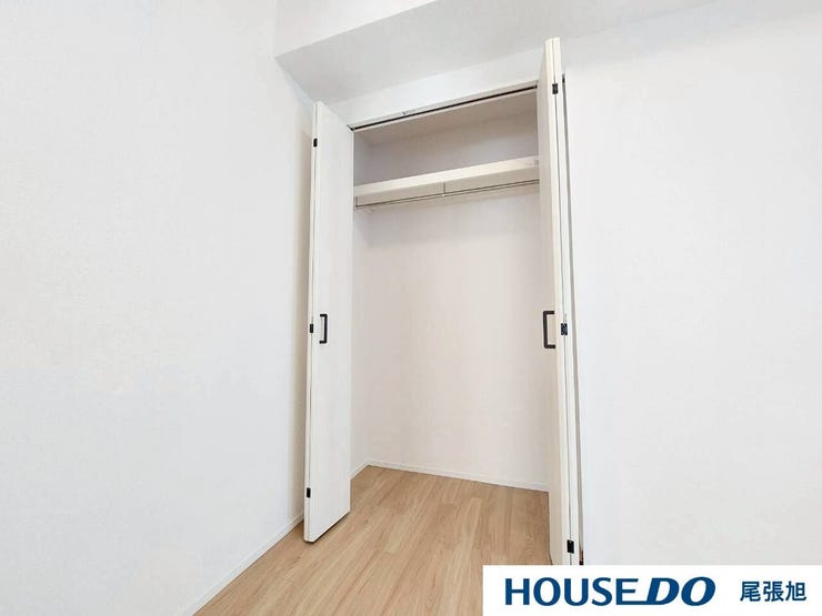 【クローゼット】洋室にある収納です。高さと奥行きがあり、かさばりがちな衣類をまとめて収納できます。各部屋収納たっぷりの間取りとなっております。部屋ごとに設けた収納は住みやすさへのこだわりです。