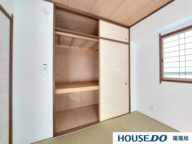 【押入】収納力沢山の押し入れで、生活空間をすっきり整理。季節ものや大きな物もすっきり収納でき、無駄なスペースをなくします。扉を開ければすぐに取り出せる便利さが魅力。しっかり収納できる頼れる収納空間です