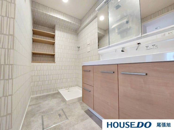 【洗面台/洗面所】日常の使い勝手の良さにこだわった清潔感のある洗面化粧台。大きな鏡が特徴です。鏡の裏に歯ブラシや化粧水、整髪料などの小物を隠して収納でき、生活感を出さずに綺麗な空間を保てます。