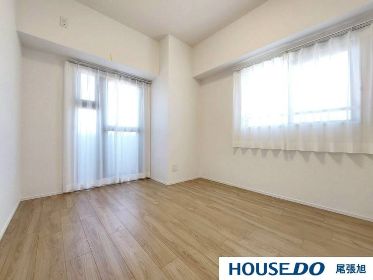 【洋室】多数の洋室があるため、それぞれ各部屋でプライベート空間をお楽しみいただけます。収納も完備しているのですっきりとしたお部屋でお寛ぎいただけます。2面採光のため、日当たりも良好です!