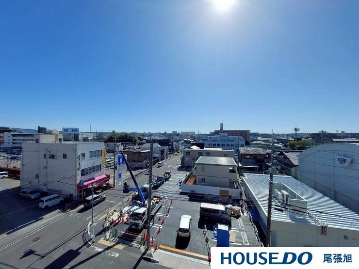 【角部屋】光と風が自由に巡る、角部屋の魅力。風通しも良好で、快適な空気環境を保ちながら、外の景色を楽しむことができます。角部屋ならではの静かな環境で、周囲の騒音が気にならず、リラックスできる空間に。