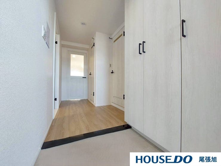 【玄関】帰宅時ホっと安心できる演出をそれぞれのご家庭好みにカスタマイズできます。そして大容量のシューズボックスがあります。可動棚付きなので背の高い靴も収納できます。すっきりした玄関で気持ちのいい朝を♪