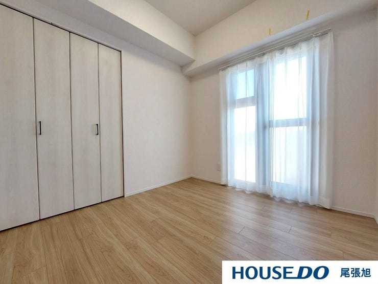 【洋室】明るい雰囲気の洋室です。広々とした明るいお部屋で、陽射しもたっぷり入ってきます。収納もご夫婦の衣類がたっぷり収納できるクローゼットがございます。ご夫婦のご主寝室にいかがでしょうか♪