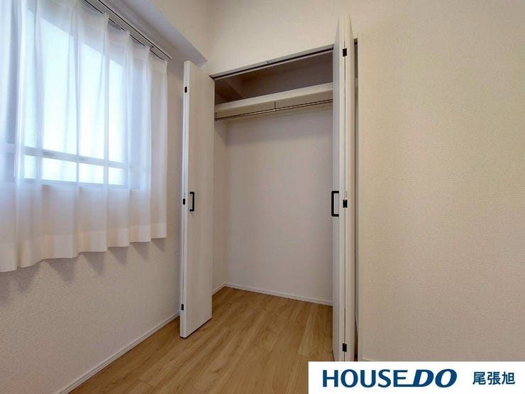 【クローゼット】広々としたクローゼットで、収納に余裕を持たせ、毎日をもっと楽に。整然とした空間で、探し物を減らし、ストレスフリーな生活を。収納力も良く、衣類がすっきり片付きます。