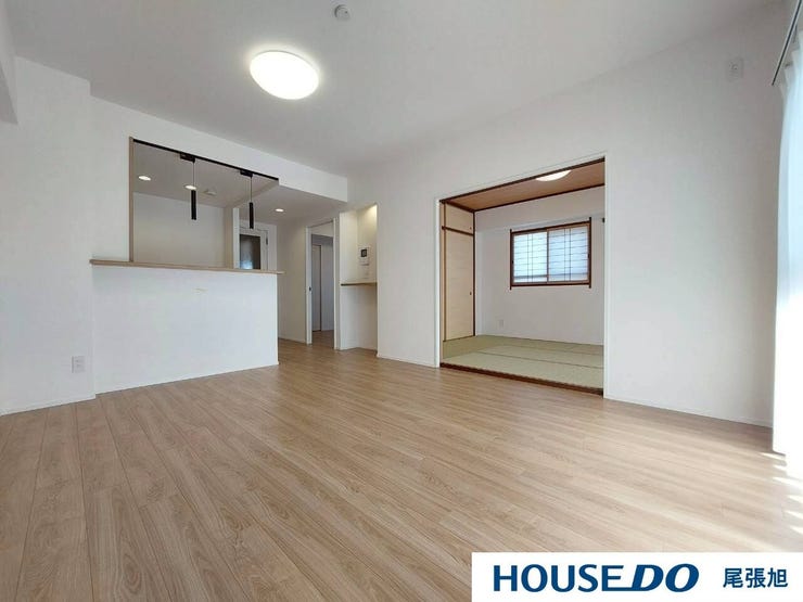 【リビング】大きな窓からは暖かい陽射しが差し込んできます。ソファやテーブルを置いても使いやすい配置で、ご家族そろってゆったりとお寛ぎいただけます。どんな家具を置こうか想像が膨らみます♪