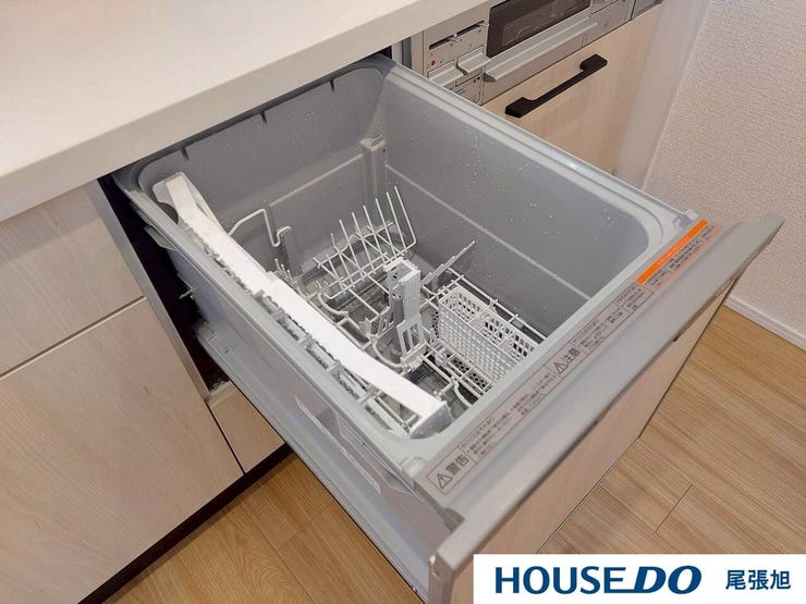 【食器洗浄乾燥機】手洗いよりも少ない水量で洗うことができ、節約になります。食器洗いの手間が省けて家事の時短、水仕事が減って手荒れも防止にもなります。ビルトイン食洗機で、すっきりとしたキッチンを実現!