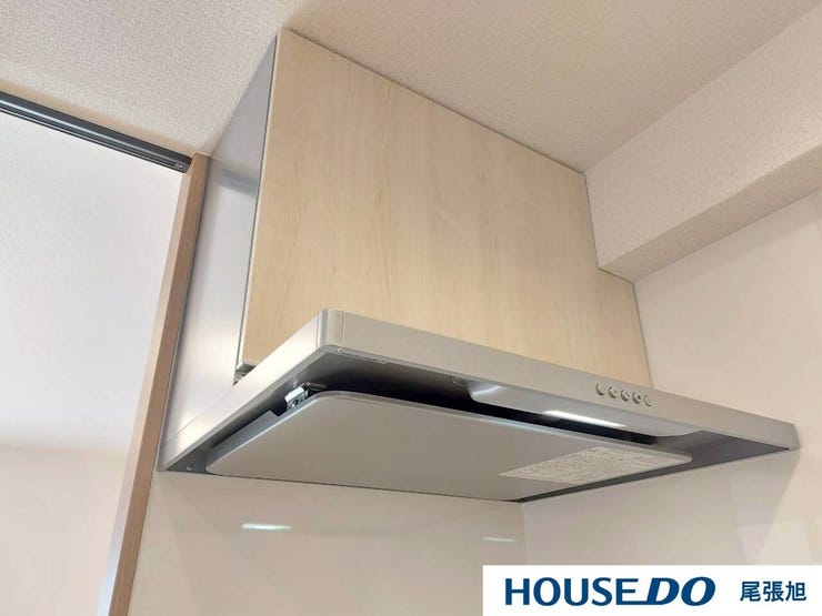 【レンジフード】上品な広々ワイドキッチンです。レンジフードもすっきりとした造りなので圧迫感もございません。照明もあり明るい空間の中で毎日お料理することが可能です。収納スペースも広いのが嬉しいですね。