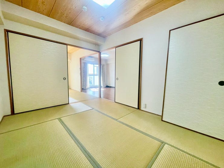6帖の和室です。開放感があり、思わず寝転がりたくなる空間です♪