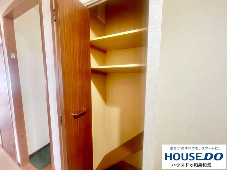 廊下には収納もございます