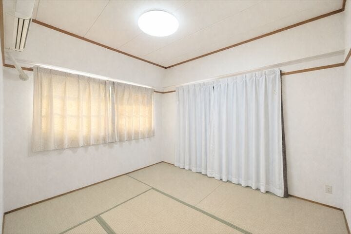 柔らかであたたかな感触の畳は
ほどよく湿気を吸ってくれるので、直接肌に触れても快適です。
お昼寝の場所にも最適です。