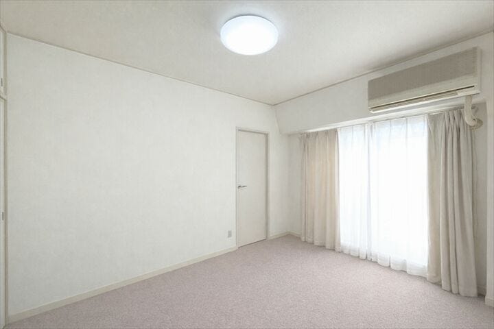 南側バルコニー部分から取り込まれる暖かな採光をお部屋全体に循環し、
陽が落ちるまで気持ちよく過ごすことのできるお部屋です。