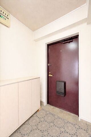 玄関には収納棚が設置されています。
家族全員分の靴など片付けておけるので
スッキリとした空間を保てます◎