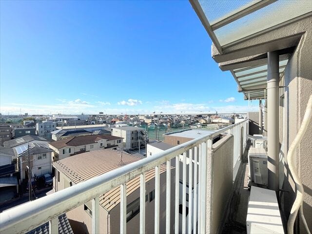 洗濯物を干すだけではなく、おしゃれに活用できれば生活がもっと豊かになります。
光もたっぷり差し込むため、部屋の奥まで自然光が明るく照らします。