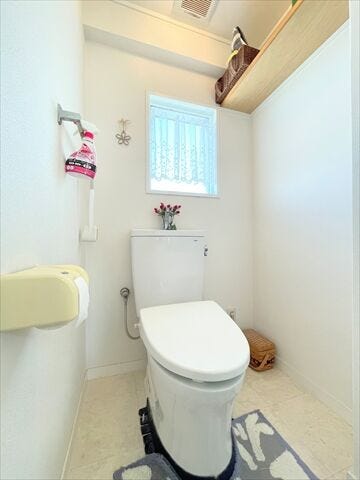 シンプルで落ち着いた雰囲気のトイレ。
明るく、毎日の暮らしを快適にサポートする清潔な空間です。