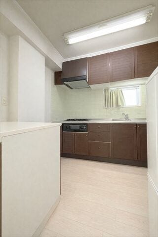 キッチンとリビングダイニングの距離が近いので料理しながら家族との会話も弾みそう♪
ゆとりのワークトップで配膳用のお皿を並べながらの調理もできそうですね