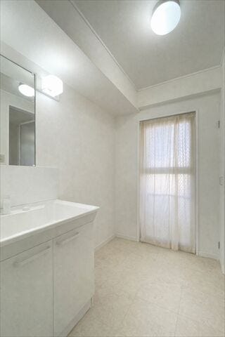 洗濯機のまわりにラックを設置してもいいですね。
洗濯用洗剤や柔軟剤、洗濯カゴなど、洗濯にまつわるグッズを置くことで
家事がスムーズにできそうです。