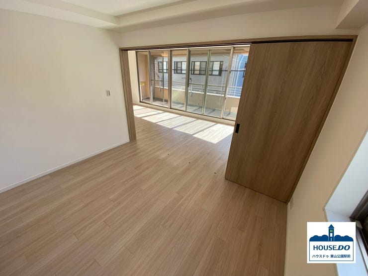 リビング隣の洋室。
全居室フローリング仕上げで、お掃除も楽になります♪