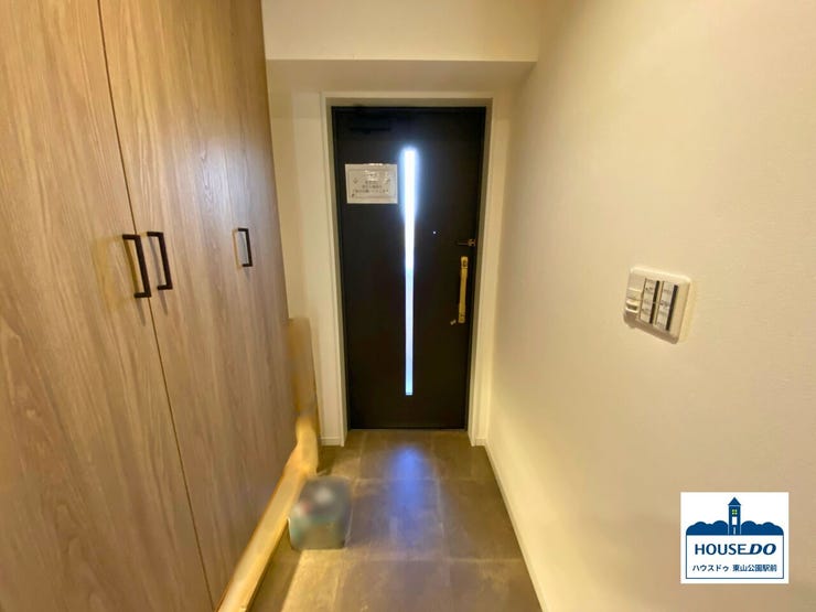 収納力の高い玄関は、スッキリとした空間を実現し、毎日の出入りがスムーズになるようになっています。