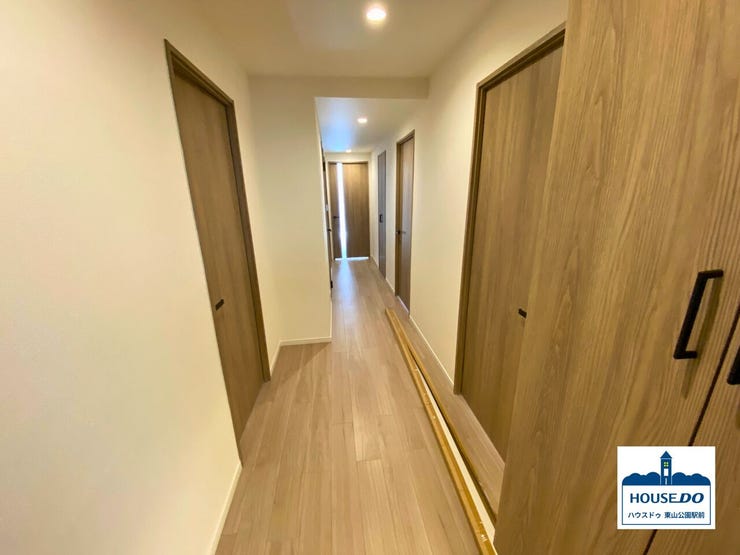 玄関からリビングへと続く廊下は、全居室への動線にもなっています。