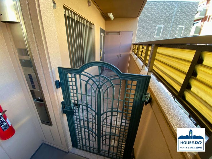 玄関前には、独立性と快適性を高める「アルコープ」付きの設計。共用廊下から一歩奥まった造りで、プライバシーをしっかり確保しつつ、住まいの第一印象を上品に演出します♪