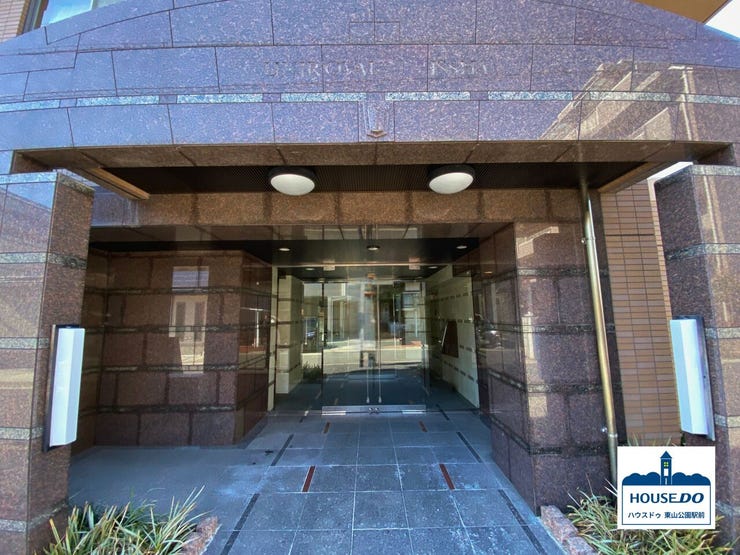 重厚感と気品のあるエントランスは、住まう方と訪れる方を心地よく迎えいれます。