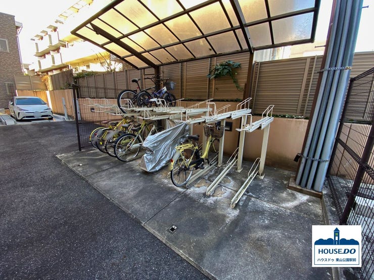 ラック式駐輪場は、屋根付きです。