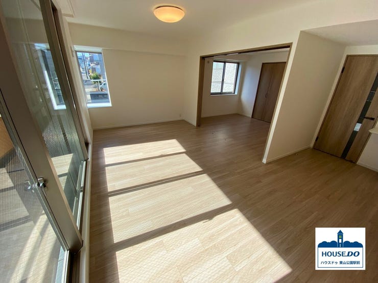 洋室扉を開放して、洋室とリビングが一体になった様子。