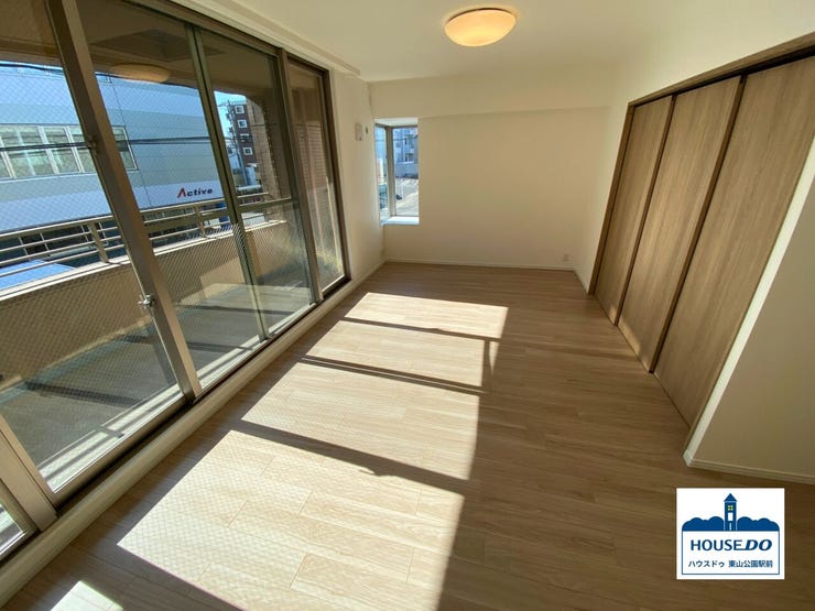 南向きの窓からたっぷりと自然光が差し込む、明るく広々としたリビングルーム。家族の団らんやリラックスタイムを、より快適にお過ごしいただけます♪