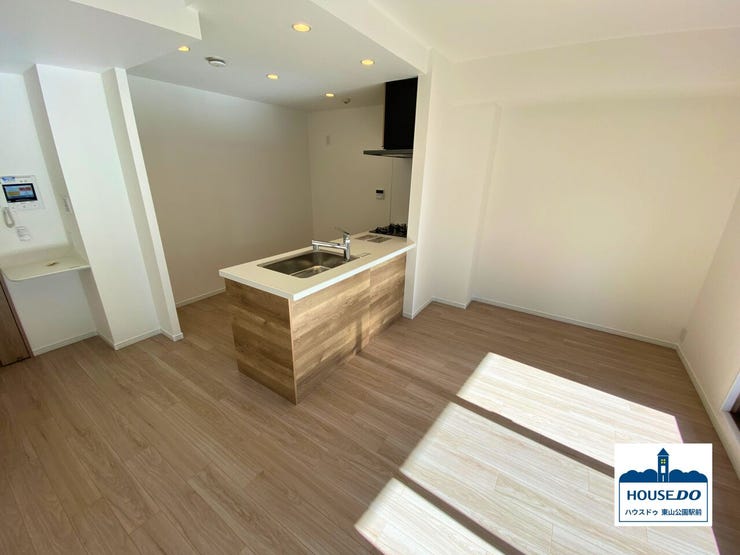 家族との会話が弾む、開放的なカウンターキッチンは、お子様の様子を見守りながら安心してお料理ができる、子育て世代にも嬉しいレイアウトです。