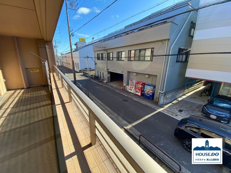 南向き2階バルコニーは、ワイドなためゆっくりくつろげるスペースでもあります。