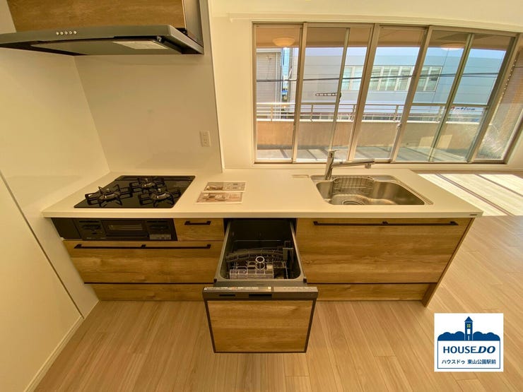 最新設備を搭載したキッチンは、お料理、お片付けを快適にサポート。約3.9帖の広さで2人以上でも作業できます。