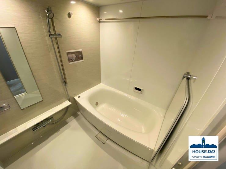 白を基調とした落ち着いた空間で、大きめのバスタブに浸かり、ゆったりと1日の疲れを癒してください♪