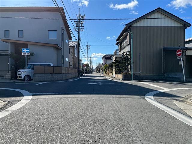 幅員約6mの前面道路です。車がすれ違うのに十分な道幅です。車が2台と通行人も通れる幅となっています。