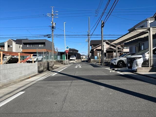 幅員約6mの前面道路です。道路幅にゆとりがあるので、車種を選びません。大きめの車を乗りたい方にもオススメです。