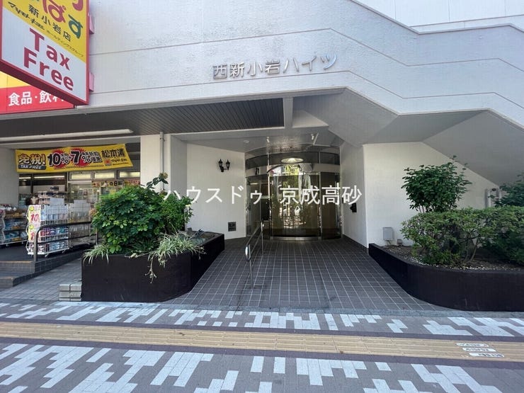 メインエントランスのドアは大きなガラスを用いて視野良好です。