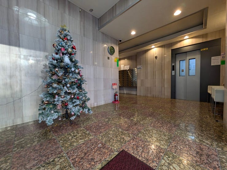 足を踏み入れると静穏な時間が流れるエントランスホール。心やすらぐ憩いのスペース。ゆったりと寛ぎながら、思い思いの時間を過ごせる空間です。