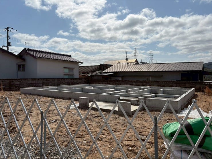 【3/1写真更新!】
「陽だまりに包まれる平屋、まもなく誕生。」
広々ワンフロアで、家族の気配をいつも感じられる住まいを計画中。
この場所に、やさしく、のびやかな毎日が広がります。