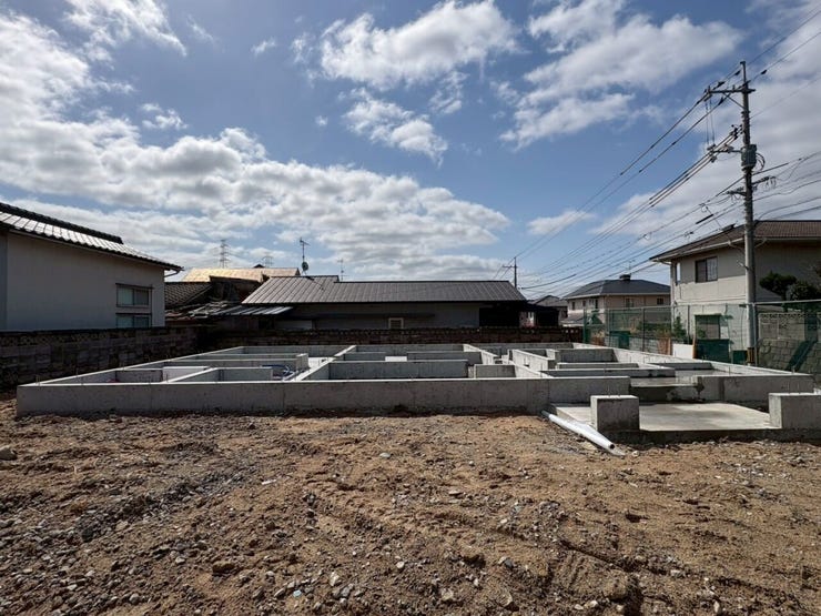 【3/1写真更新!】
「ここから、平屋の暮らしがはじまります。」
まだ何もないこの土地に、これから心地よい平屋が誕生予定。
ワンフロアでつながる開放的な暮らしを今から楽しみにしていてください!