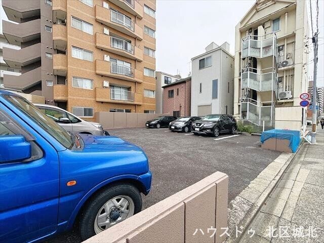 敷地内駐車場を完備。区画が整っており、日常の車の出し入れもスムーズに行えます。