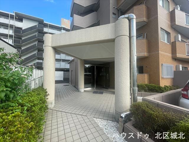 広々とした屋根付きエントランスが魅力。雨の日でも安心して出入りでき、ホテルのような高級感ある佇まいが、住まう方や来客を上品に迎えます。