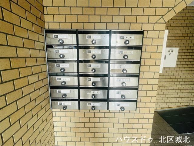 エントランスそばにポストがありますので、お部屋に帰る前に郵便物の確認をすることができますね。