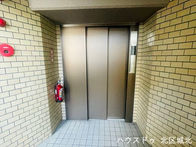 居住階への移動もスムーズなエレベーター付き。重い荷物やお買い物帰りにも便利で、毎日の暮らしを快適にサポートします。