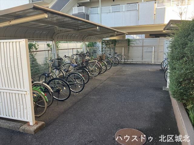 駐輪場には屋根が付いていますので雨からも守ってくれますね。